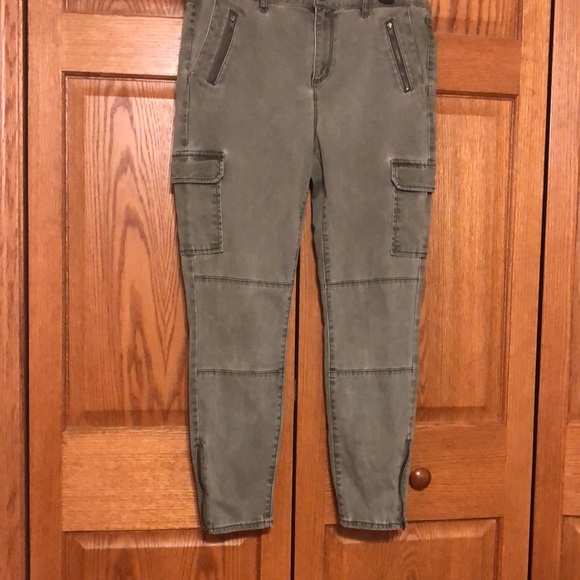 Women’s Pants - Picture 2 of 3